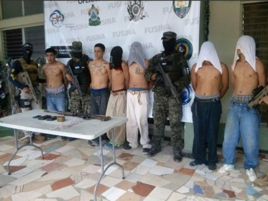 Capturan a seis mareros por extorsión y los ligan a crimen contra militar