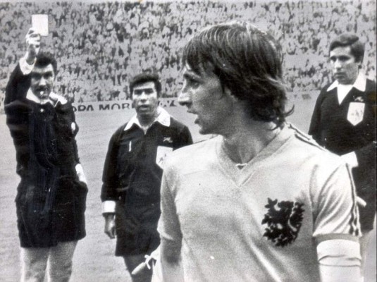 FOTOS: Cambios, tarjetas y VAR: Así han sido los cambios de reglas en el fútbol