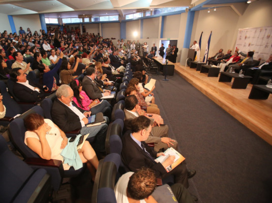 Salvador Nasralla le saca tarjeta roja a Andrés Pavón en foro de la UNAH
