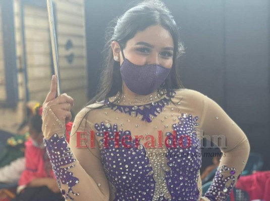 Bellas palillonas del Central se lucen en el show del Bicentenario (FOTOS)