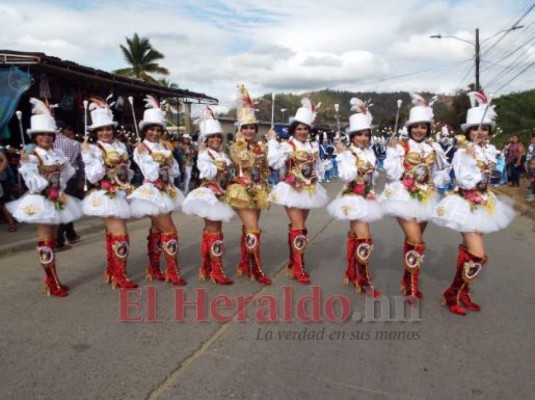 FOTOS: Las bellas palillonas y bandas que deslumbraron en desfiles de Danlí