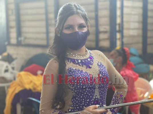 Bellas palillonas del Central se lucen en el show del Bicentenario (FOTOS)