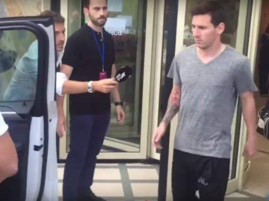 Messi sale cojeando de hospital