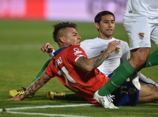 Chile golea 5-0 a Bolivia y termina líder del Grupo A