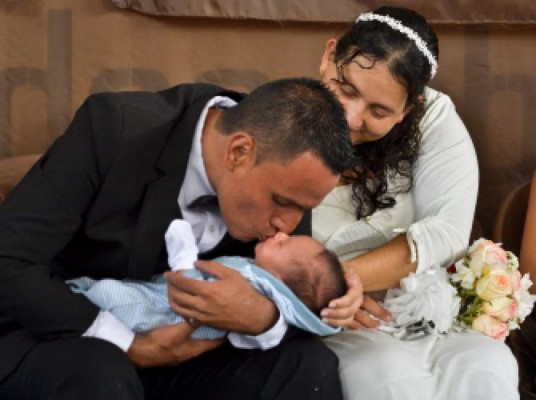 Boda colectiva en cárcel de Colombia: se casaron 17 presos