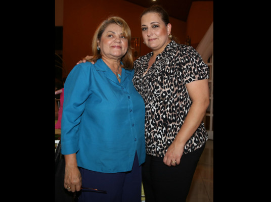 Noche de regocijo maternal para Nancy Sabillón de Hawit