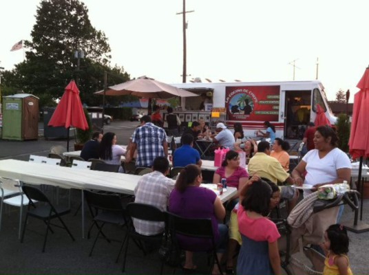 Hondureño vende delicias catrachas en Portland