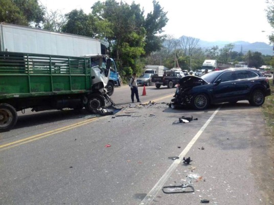 Aparatoso accidente de tránsito deja cuatro personas heridas en Comayagua