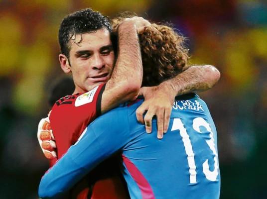 Memo Ochoa se viste de héroe ante Brasil