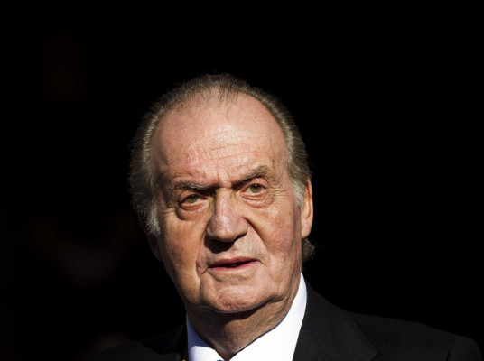 El rey Juan Carlos de España sale del hospital