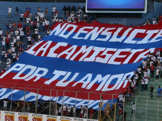 ¿Por qué le lanzaron huevos a los jugadores de Olimpia en la cancha del estadio Nacional?