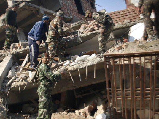 Un potente sismo deja al menos ocho muertos en India y Bangladés