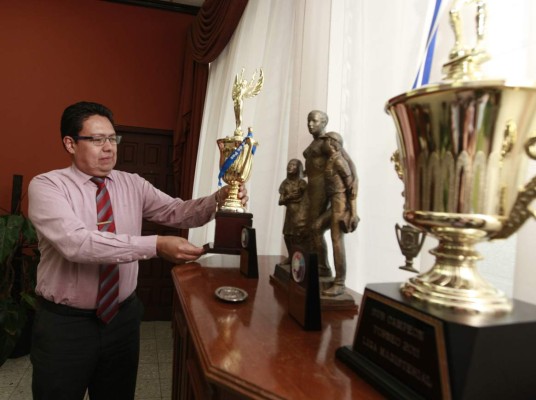 Hermes Alduvín Díaz: 'Corto café, trabajo con el azadón, machete y hacha”