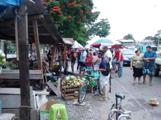 Carro embiste a mujer dentro de casetas de frutas y verduras