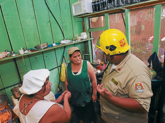 Inspeccionan las conexiones eléctricas