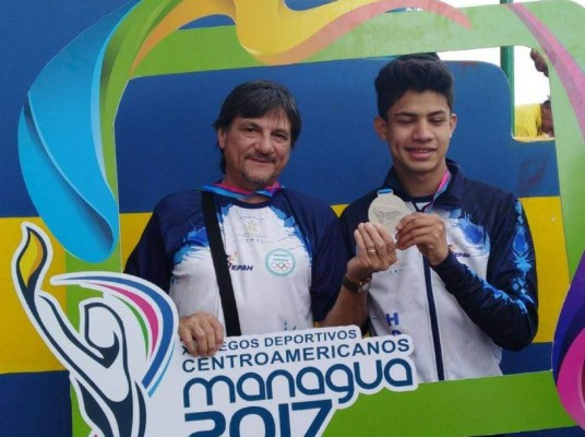 Atleta catracho de 16 años logra plata en 800 metros planos