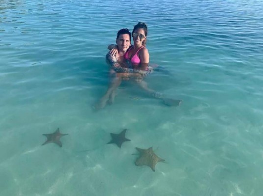 Sol, playa, trajes de baño y mucho amor: Las envidiables vacaciones de Leo Messi y Antonela Roccuzzo