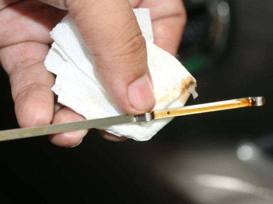 ¿Por qué es importante revisar los niveles de líquidos del auto?