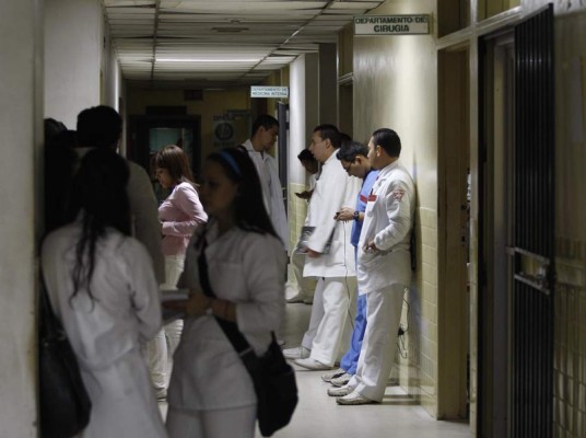 Médicos residentes emplazan a Salud para efectuar pago de julio