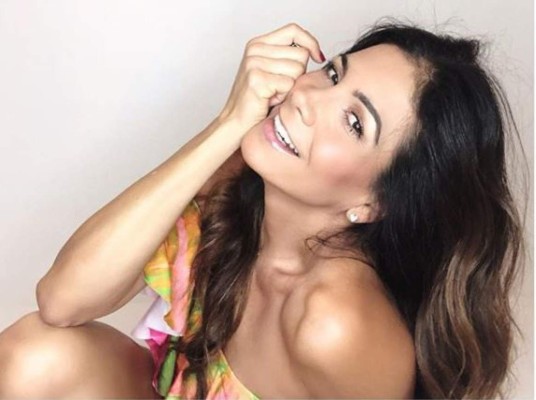 Patricia Manterola muestra sus caderas en sexy traje de baño blanco