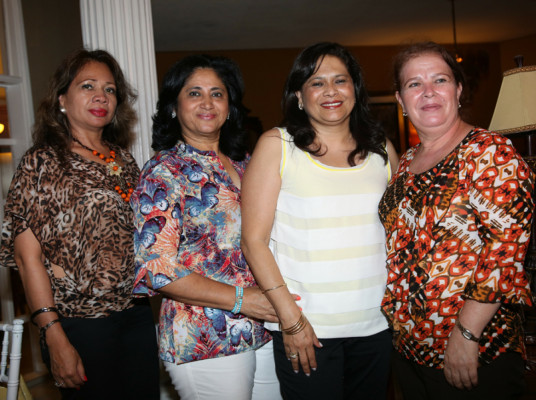 Noche de regocijo maternal para Nancy Sabillón de Hawit