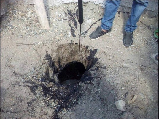 Honduras: Progreseños aseguran que encontraron petróleo en el patio de su casa