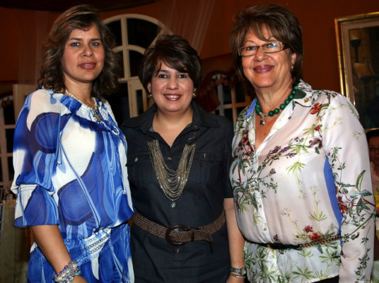 Noche de regocijo maternal para Nancy Sabillón de Hawit