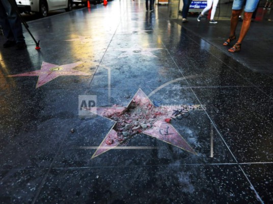 Piden retirar estrella de Donald Trump de Paseo de la Fama