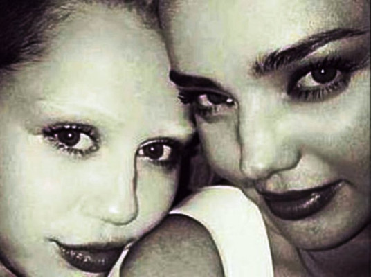 Miley Cyrus, impactante look sin cejas