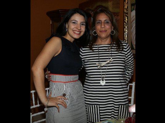 Noche de regocijo maternal para Nancy Sabillón de Hawit