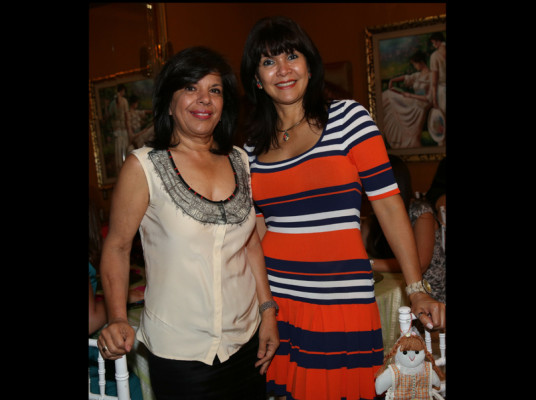 Noche de regocijo maternal para Nancy Sabillón de Hawit