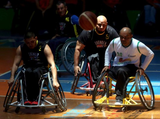 Exitosa jornada de baloncesto sobre silla de ruedas...
