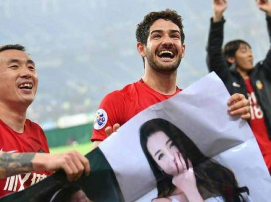 El brasileño Pato dedica la victoria a actriz china, 'la más bella'