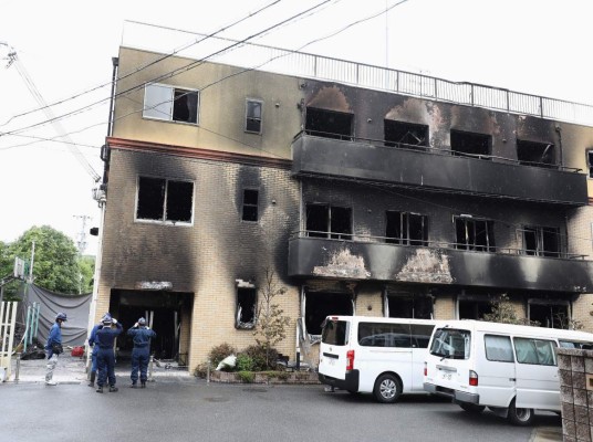 La policía japonesa intentaba este viernes dilucidar los móviles del incendio presuntamente provocado en un estudio de animación en Kioto, oeste de Japón, en el que murieron 33 personas el jueves.He aquí lo que se sabe sobre esta tragedia, una de las más mortales en Japón en las últimas décadas. FOTOS: AFP