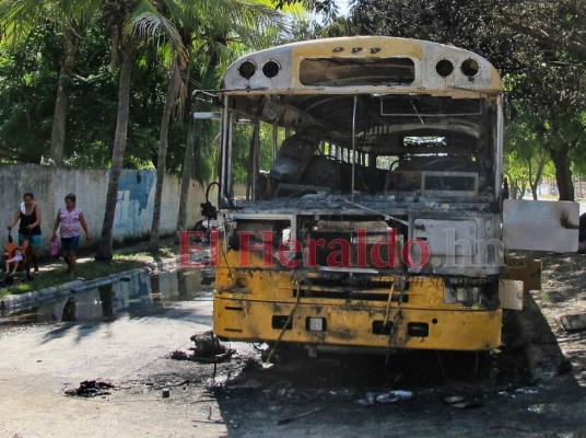 FOTOS: En cenizas quedó bus de la ruta 7 incendiado en San Pedro Sula