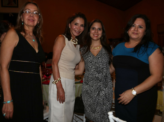 Noche de regocijo maternal para Nancy Sabillón de Hawit