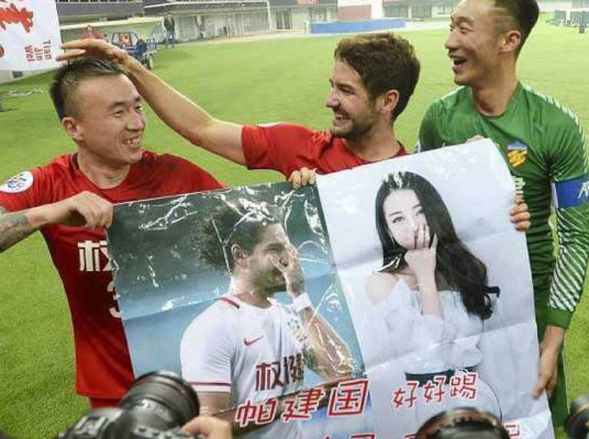 El brasileño Pato dedica la victoria a actriz china, 'la más bella'