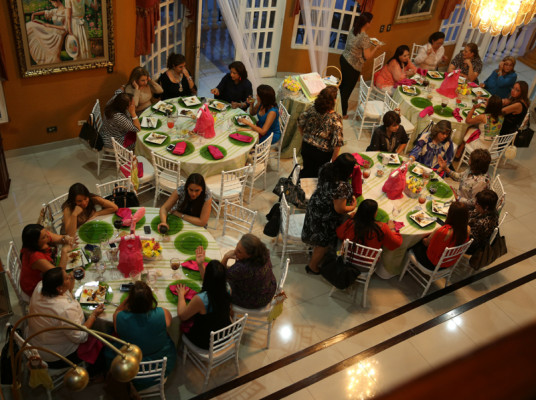 Noche de regocijo maternal para Nancy Sabillón de Hawit