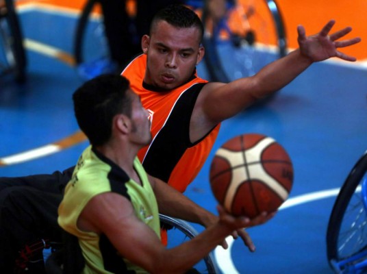 Exitosa jornada de baloncesto sobre silla de ruedas...