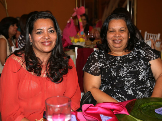 Noche de regocijo maternal para Nancy Sabillón de Hawit