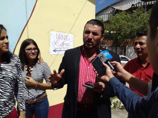 Hermosa hija de Rasel Tomé se roba las miradas en el centro electoral donde votó su padre