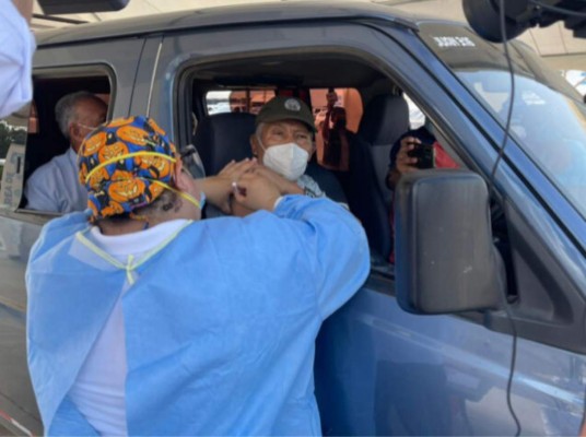 FOTOS: Así inició la jornada de vacunación de adultos mayores contra el covid en la capital