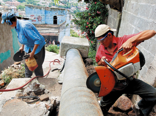 Lluvias colapsan tubería madre que inunda siete viviendas