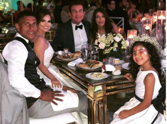 Las románticas fotos que compartió Carlo Costly de su boda