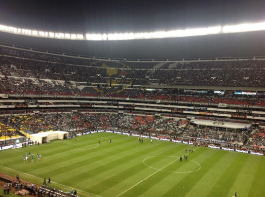 México revive con chilena milagrosa