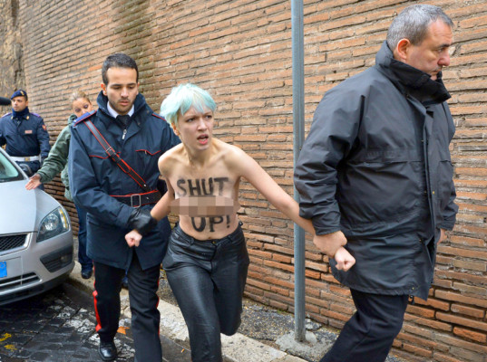 Cuatro mujeres se desnudan frente al Papa