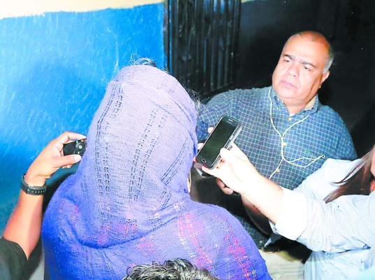 Hallan 25 paquetes de droga en un taxi en Cerro Grande