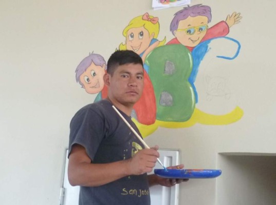 Maestros creativos del pincel que llenan de color a La Paz