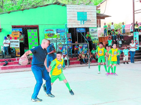 Inolvidable duelo de rebotes se vivió en la 21 de octubre