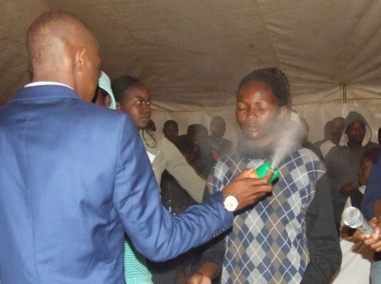 Pastor rocía insecticida a sus fieles para curar sus enfermedades